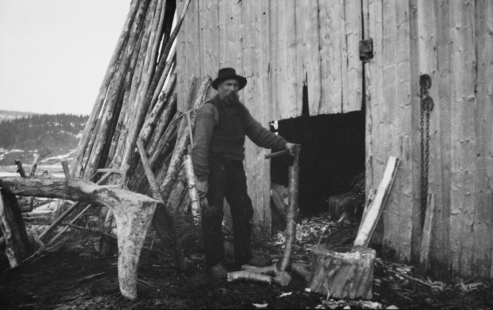 Nils Mikkelsen utenfor skøtdøra på Øverøya i 1920.