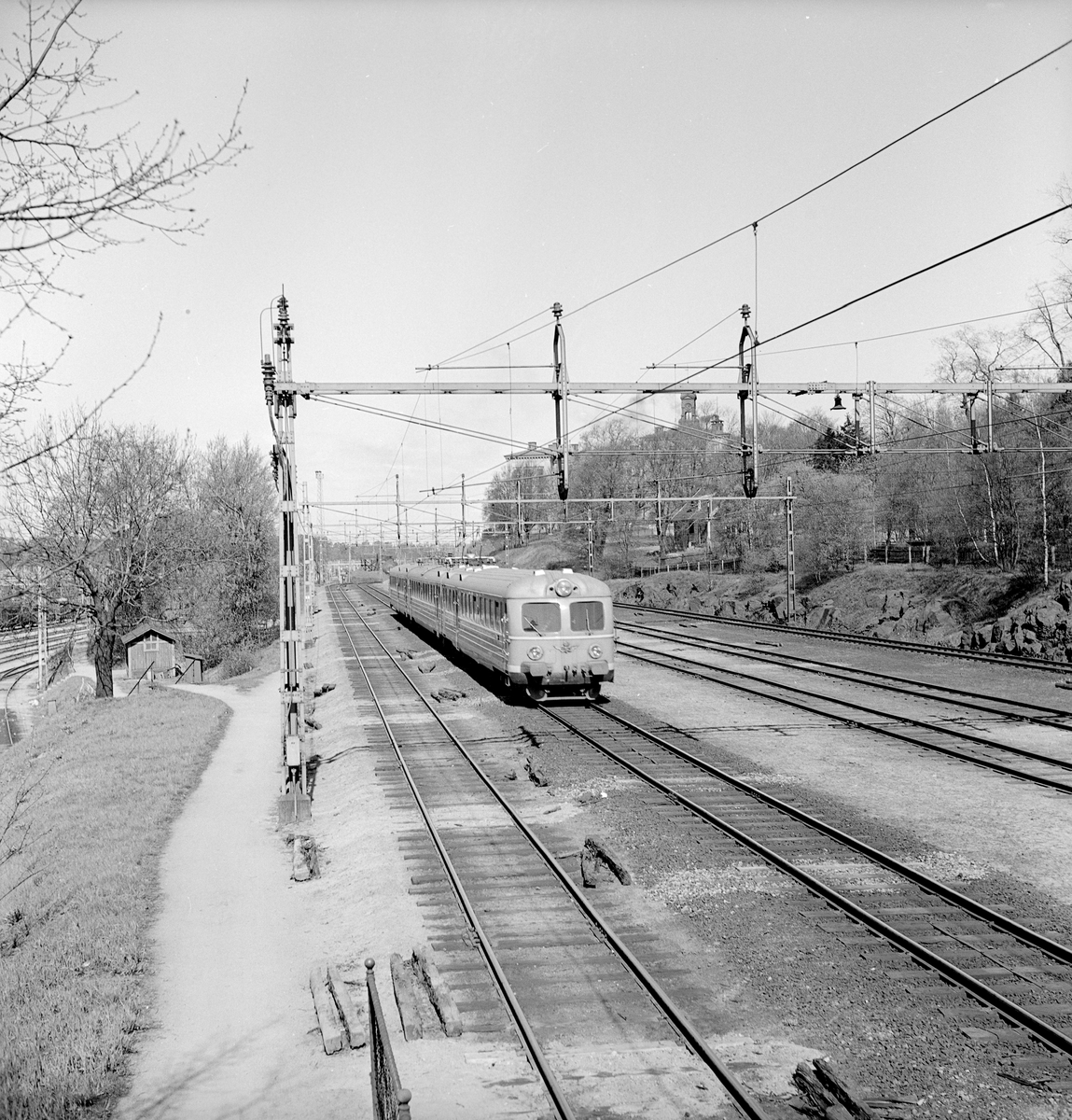 Statens Järnvägar, SJ Xoa5. Snabbmotorvagnståg  vid Tomteboda övre. Snabbmotorvagnståg tillverkad av ASEA 1948. Xoa5  hade högsta hastighet av 94km/h och blev Sveriges snabbaste tåg på helsträcka. I drift fram till mitten av 1980-talet.