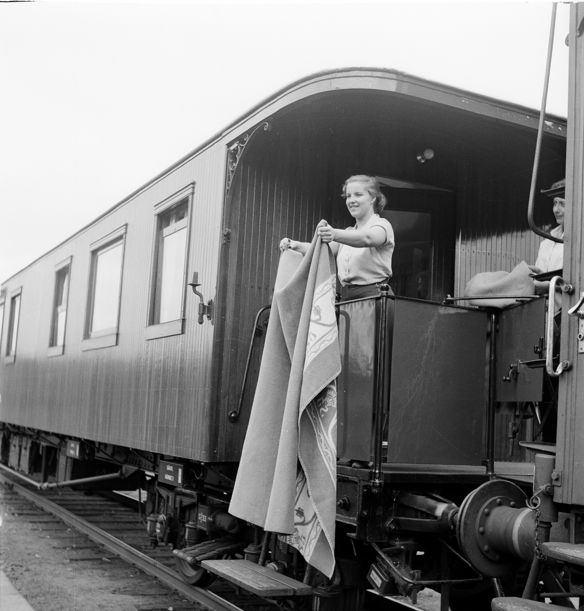 Statens Järnvägar, SJ tåghem under uppehåll i Rättvik.
Vagnen är sällskapsvagn Co7 3066 vilken blev ombyggd till detta 1953. Innanför dörren finns en dansavdelning och i andra änden sällskapsavdelning med 66 sittplatser.
TT