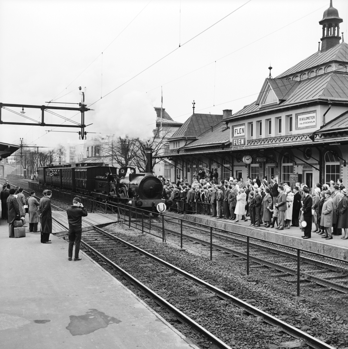 Historiska tågets resa från Stockholm till Göteborg för invigningen av Tåg 62. SJ B 3 "Prins August". KHJ CD 13. SJ C 182. SJ AB 289. SJ A 103. SJ C2b 329