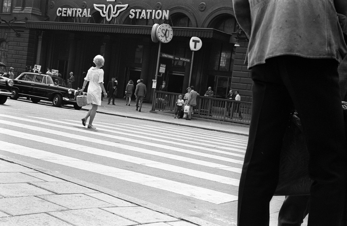 Stockholms Centralstation. Sedd från trottoaren mellan stationsplan och Vasagatan.