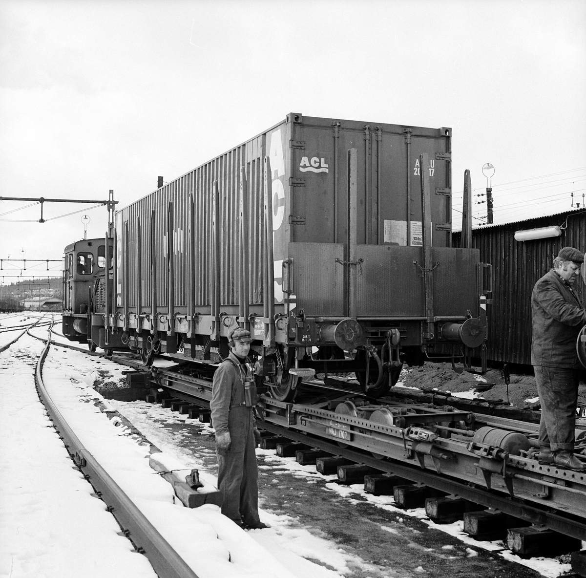 Karlstads trafikområde. Normalspåriga godsvagnar lastade på smalspårig ...