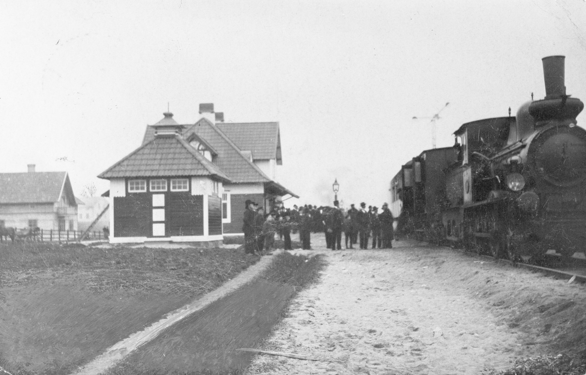 Dala Järna station.
Hette tidigare UPPSÄLJE. SWB. Stationshuset uppfördes 1902. Några större ombyggnadsarbeten har sedan dess ej ägt rum.
SWB, Stockholm - Västerås - Bergslagens Järnväg