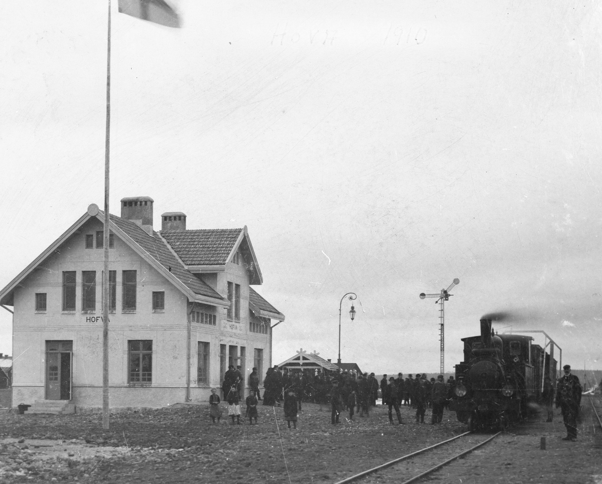 Hova station
Station anlagd 1910. En och en halvvånings putsat stationshus. 1941 - 42 tillbyggdes två flyglar.