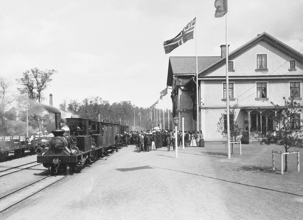 Askersund - Skyllberg - Lerbäcks Järnväg, ASLJ lok 2 ooch ASLJ lok 4  vid Skyllbergs Bruk station under besök av Oscar II och kronprinsen 1898.