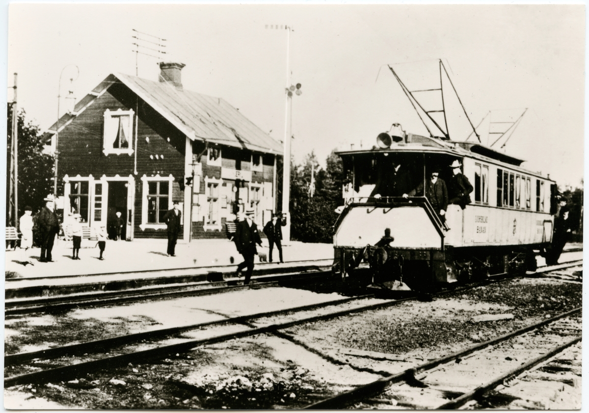 Danderyd (Djurholms Ekeby) station med första elektriska tåget.