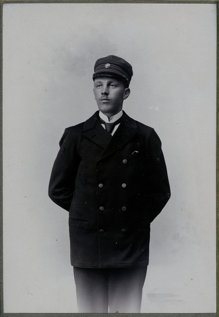 Lokförare Gustav Ahlström, vid Norsholm - Västervik - Hultsfreds Järnvägar.