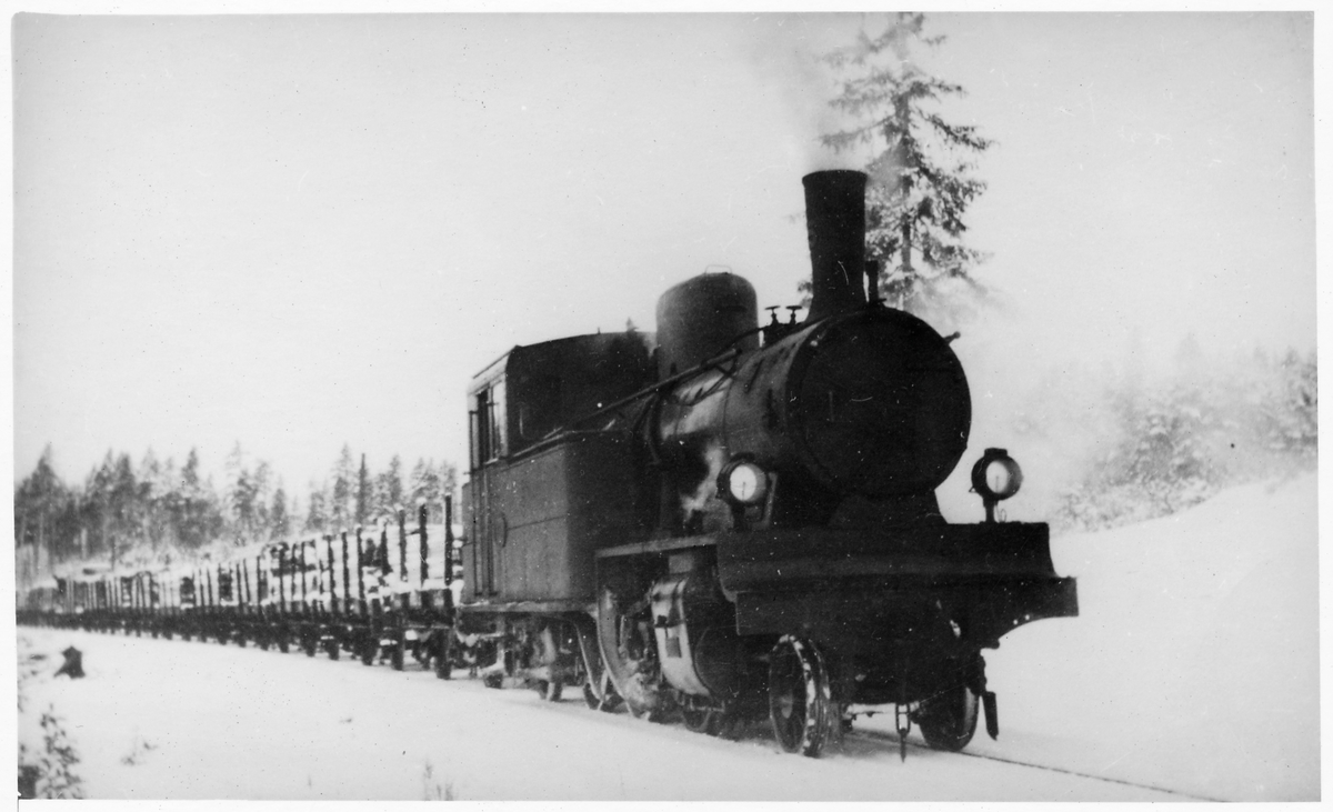 Norsholm - Västervik - Hultsfreds Järnvägar, NVHJ lok 15 med godståg på linjen mellan Rumskulla och Ydrefors.