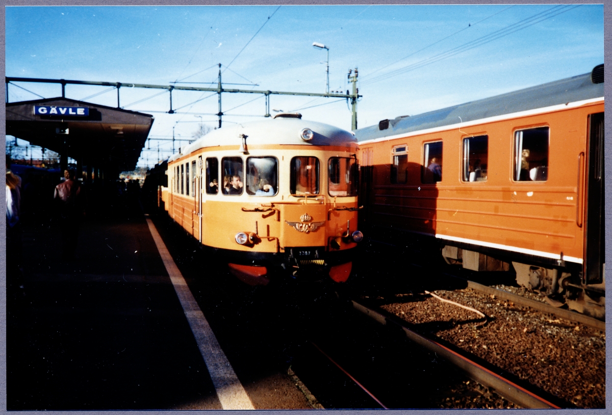 Motorvagntåg vid avgång från Gävle C till Linköping C.
