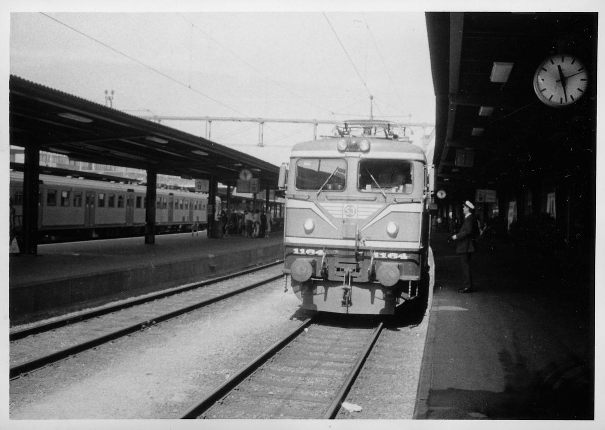 Statens Järnvägar, SJ Rc4 1164. Expresståg vid uppehåll Stockholm C.