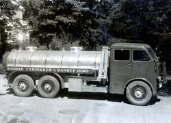Tankbil fra 1939 i transport for Sandar Fabrikker A/S