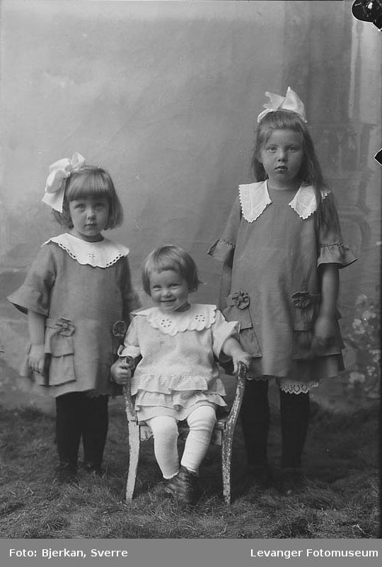 Bilde av Ragnhild Moksnes og to søstre