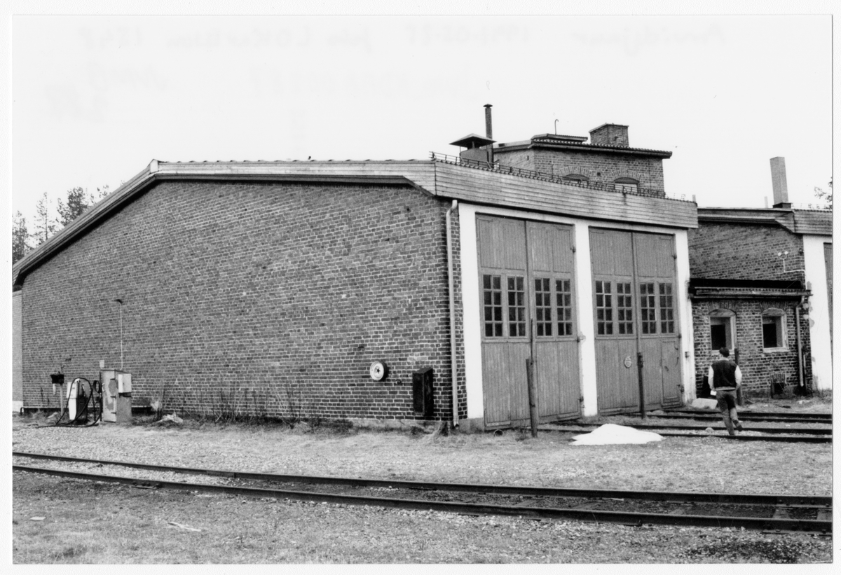 Lokstallet på  bangården vid Arvidsjaur station. Stationen öppnad 1928 med en- och enhalvvånings stationshus i trä, sammanbyggt med godsmagasinet. Nu för tiden är den säsongstation.