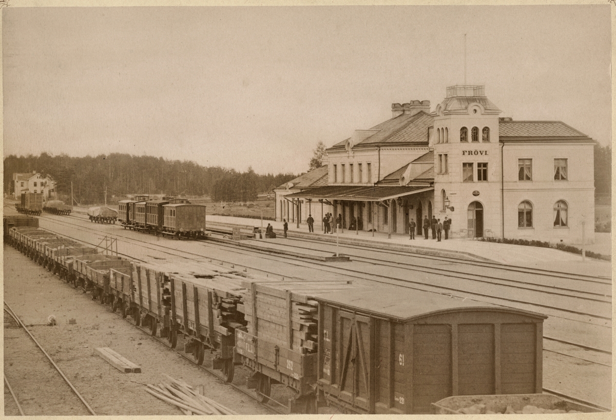Frövi 1874 station och bangård med godsvagn och personvagn.