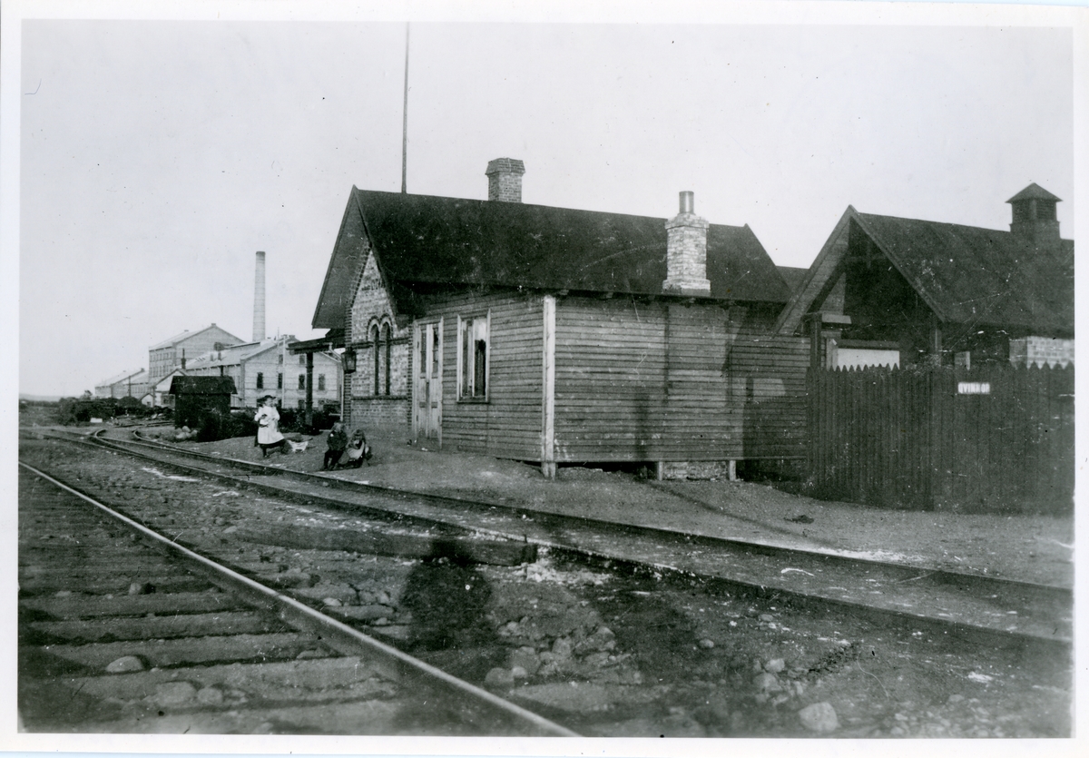 Hasslarps första stationshus 1897, hette då Lyckåker.
Framför stationshuset är stins C. Stuhrs barn.