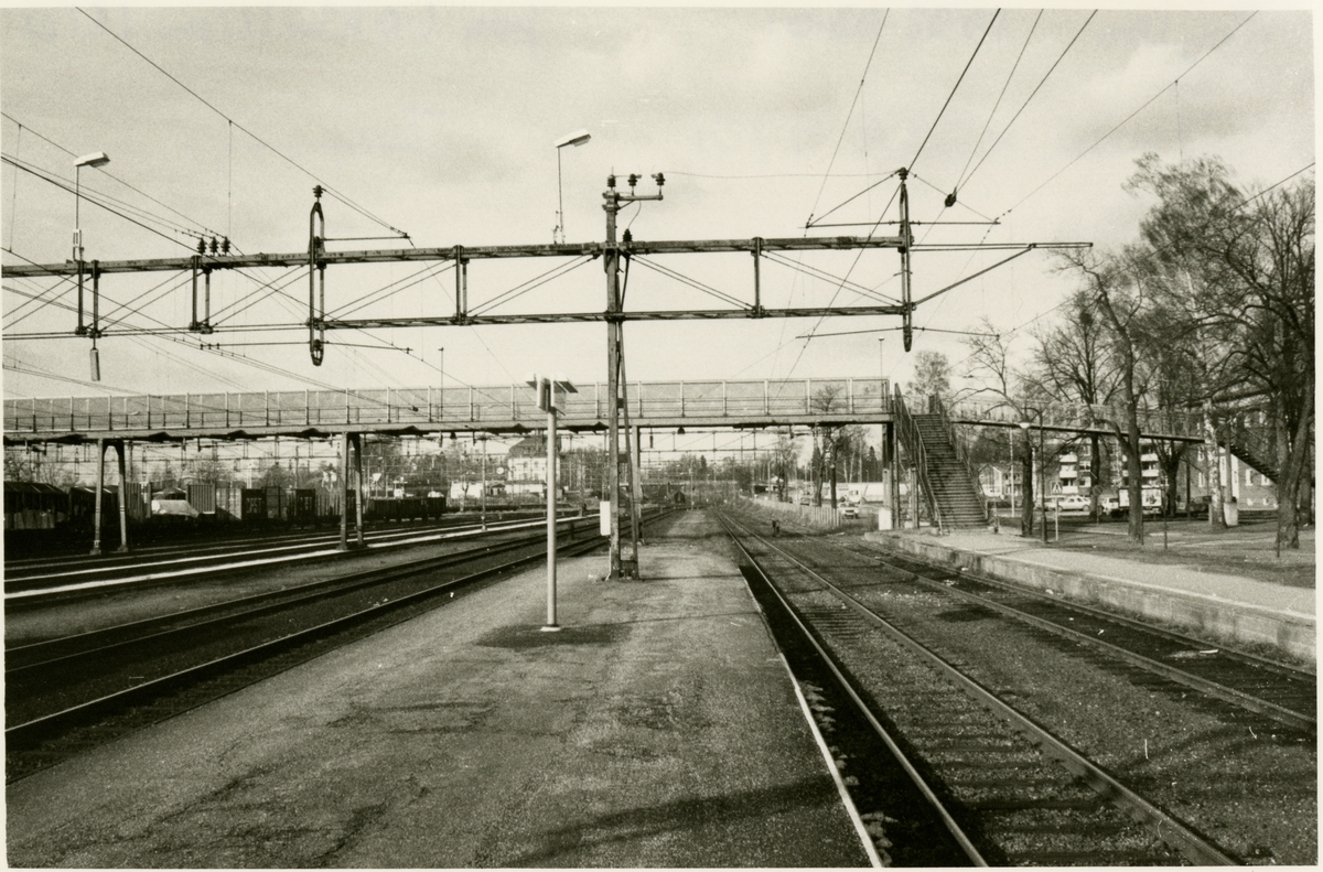 Krylbo järnvägsstation. Med gångbro över spåren.
