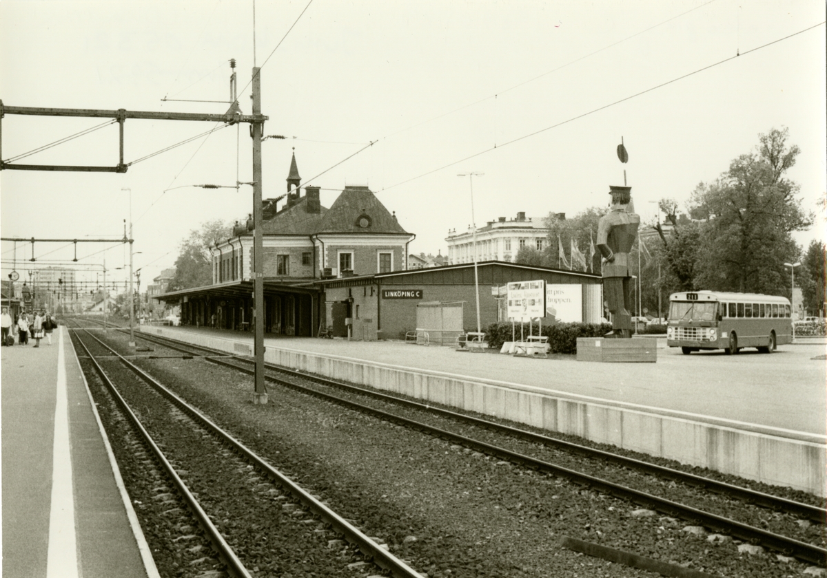 Linköping Central stationshus och plattform.