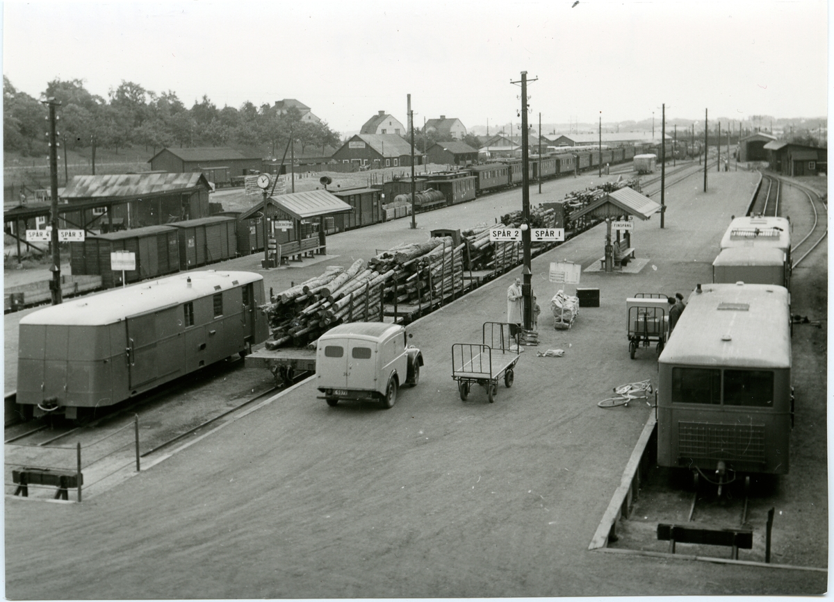 Plattformsspåren på Norrköpings Östra station Juni 1950.
De sista dagarna innan SJ:s övertagande 1 Juli.