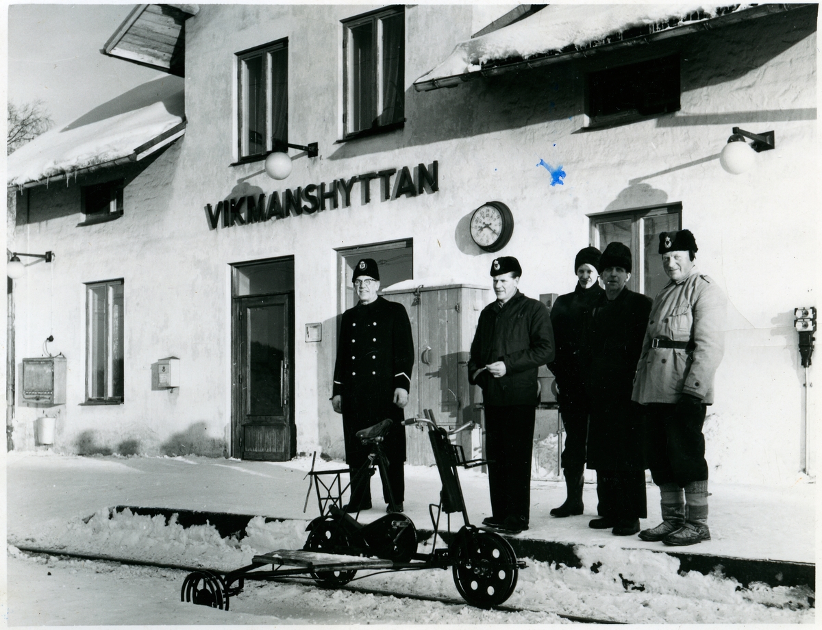 Längst till vänster i bild ses (Stm)stationsmästare Johan Emil Dahl-Löf, år 1957.
