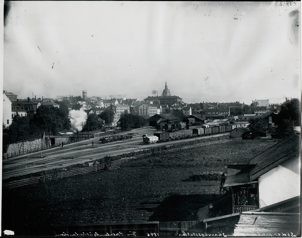 Södra järnvägsstationen från Rosenlunds ålderdomshem norrut 1896.