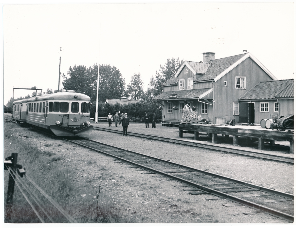 Statens Järnvägar, SJ YBo6 1081. Sista tåget med persontrafik får avgångstsignal av tågklareraren H. Johansson vid Särna Station.