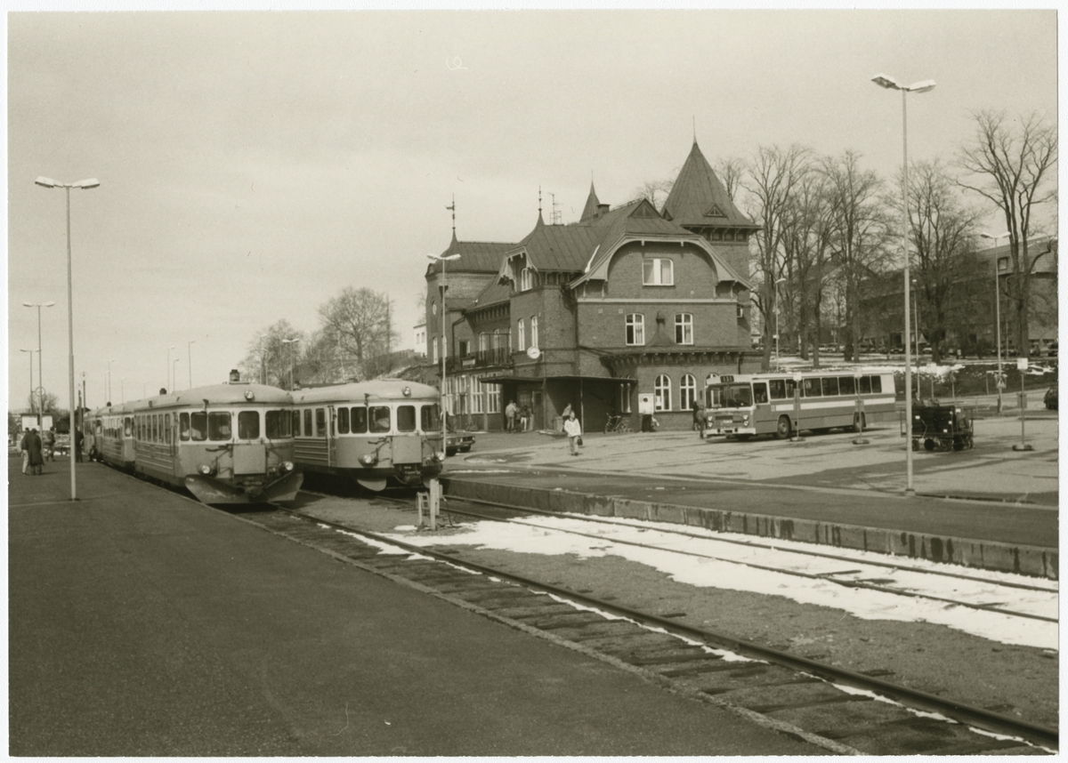 Ulricehamn station, på spåret rälsbussarna Statens Järnvägar  SJ Y7 1169 och SJ Y7 1246. Till höger syns Volvo SJ Buss linje 131.