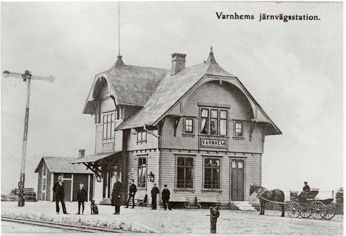 Skövde - Axvalls Järnväg, SAJ. Personal framför stationshuset.