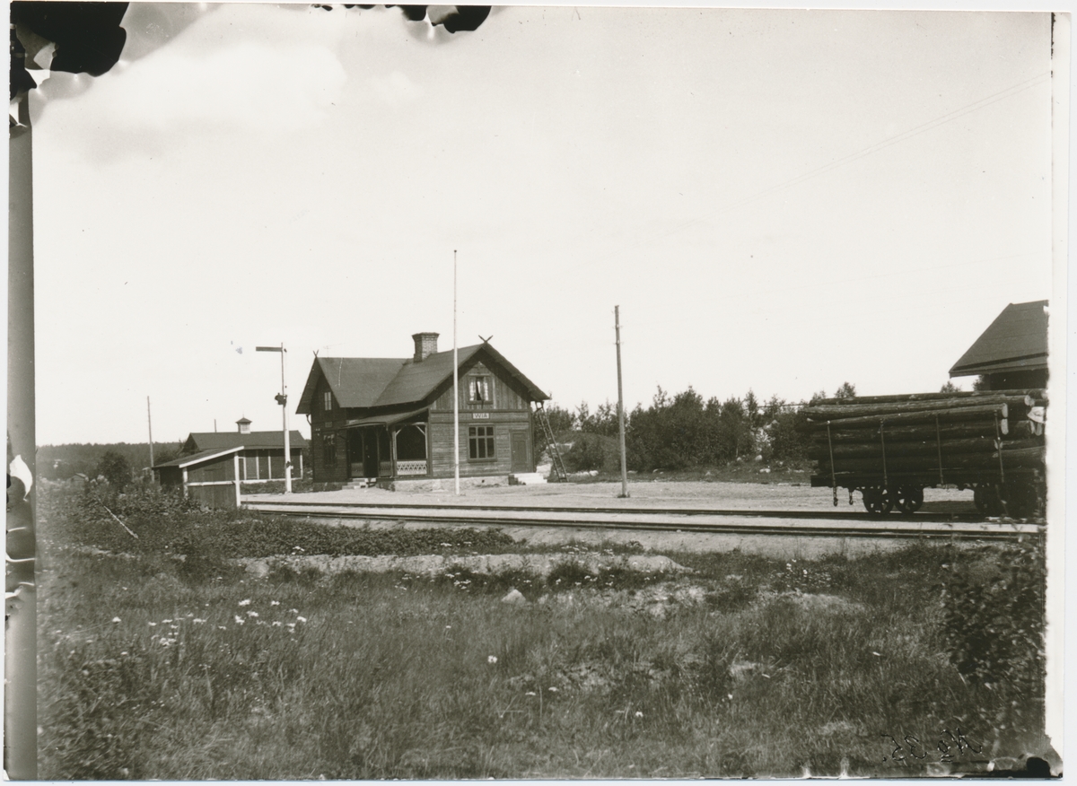 Stationen öppnad 1927 som bispår till Via tjärindustri. Envånings stationshus i trä. Mekanisk växelförregling. Godstrafiken upphörde 1965 och ett år senare nedlades stationen. Gammal stavning på skylten.