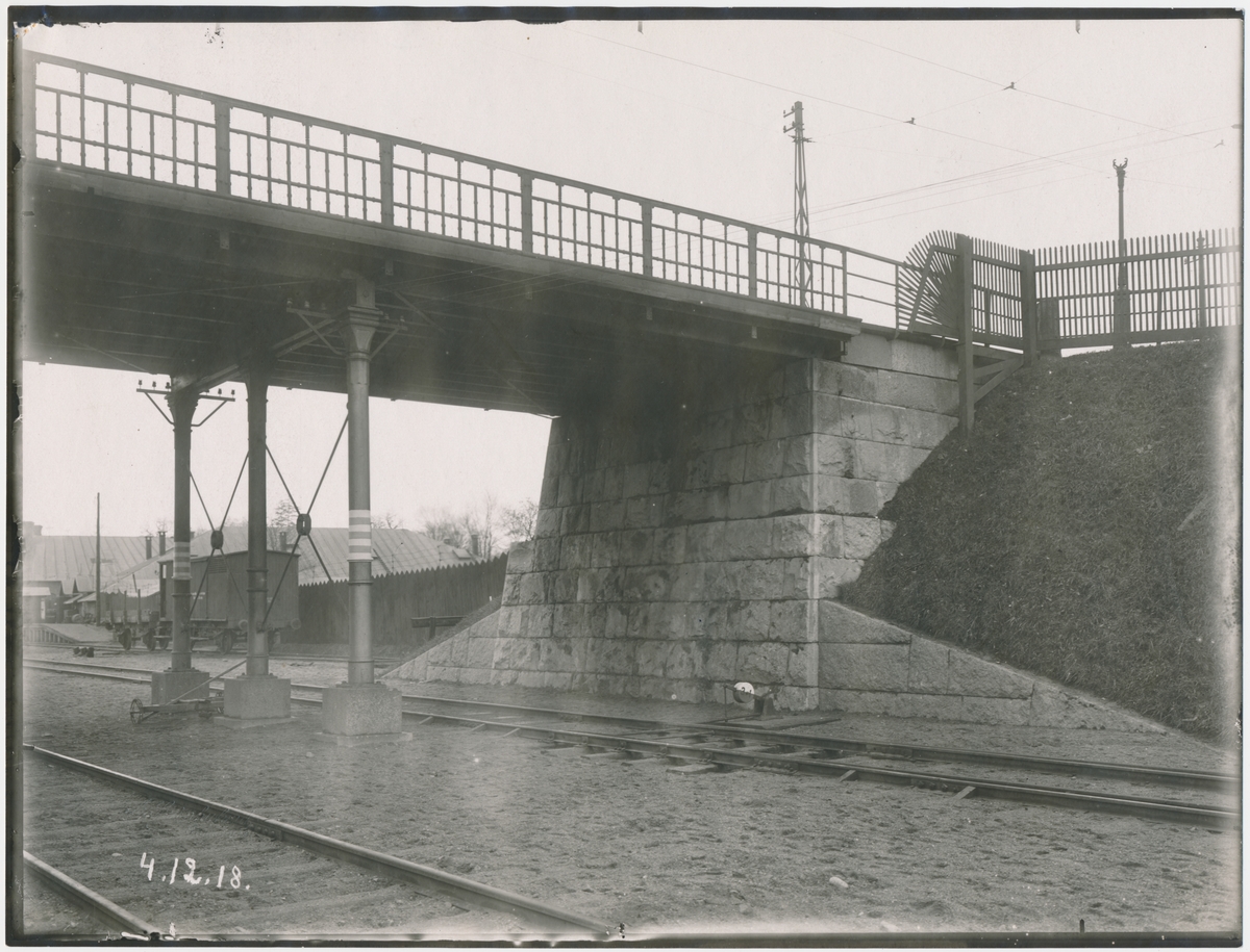 Värtan. Spårvägsbron.Statens Järnvägar, SJ. Banan öppnades 1882.  Provelektrifiering genomfördes1905 men den lades ner. 1940 elektrifierades banan slutgitligt.