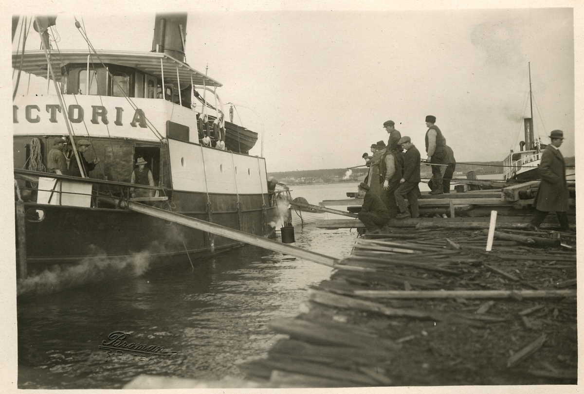 Bärgning av ångbåten "Lövholmen", med hjälp av ångbogseraren "Victoria.
