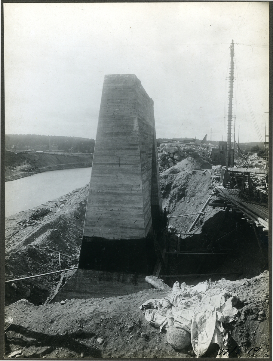 Brobygge över Södertälje kanal.
Rönninge--Ström
Dubbelspårig klaffbro byggdes 1921 över Södertälje kanal.