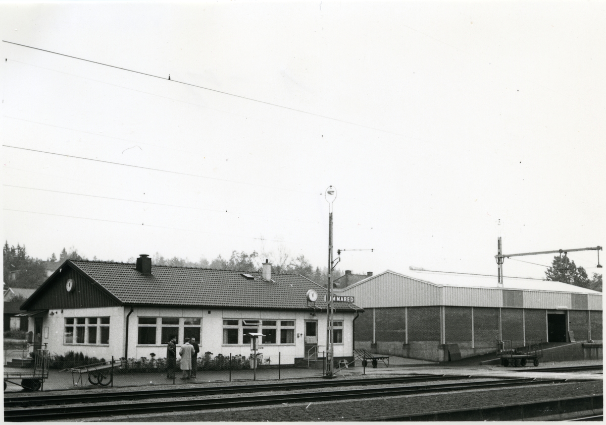 FJ hade ett lokstall med plats för två lok, uppfört 1904. Lokstallet kvar som industribyggnad 1988. Omlastningsskjul uppfördes 1929 .Station anlagd 1902. Tvåvånings stationshus i trä.
Nytt stationshus byggt 1964.
FJ , Falkenbergs Järnväg
BAJ , Borås - Alvesta Järnväg