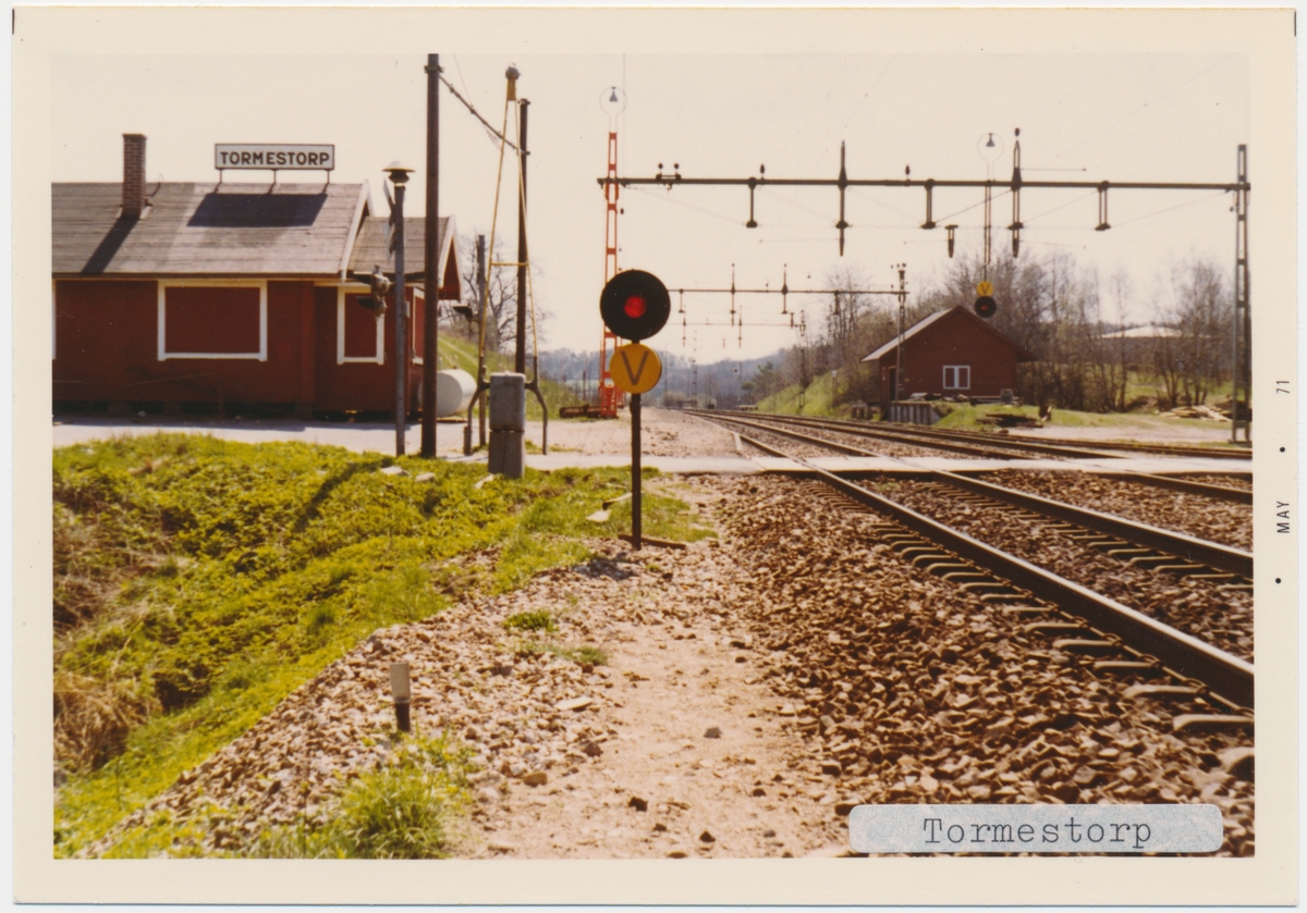 Tormestorp station 7/5 1971.Statens Järnvägar, SJ. Stationen öppnades 1858. Var hållplats till 1960. Stationshuset byggdes 1960. Banan elektrifierades 1933. Banan lades ner 1968.