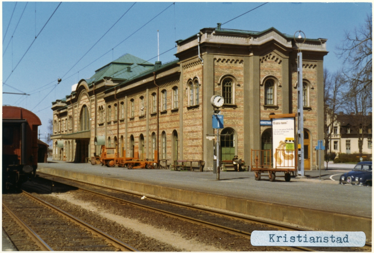 Stationen byggd 1865 av CHJ. Arkitekt: C Adelsköld. Stationen hade banhall 1865 - 1917, Stationshuset ombyggt 1917. Lokstationen byggd 1912 - 14  verkstaden byggd 1908, ombyggd 1955. Nedlagd som driftsverkstad 30 juni 1991. Bussgarage och vattentorn från 1915, ställverksbyggnad från 1950-talet, godsmagasin från 1910-talet. På bilden syns en Saab och kärror som använder att flytta gods med.