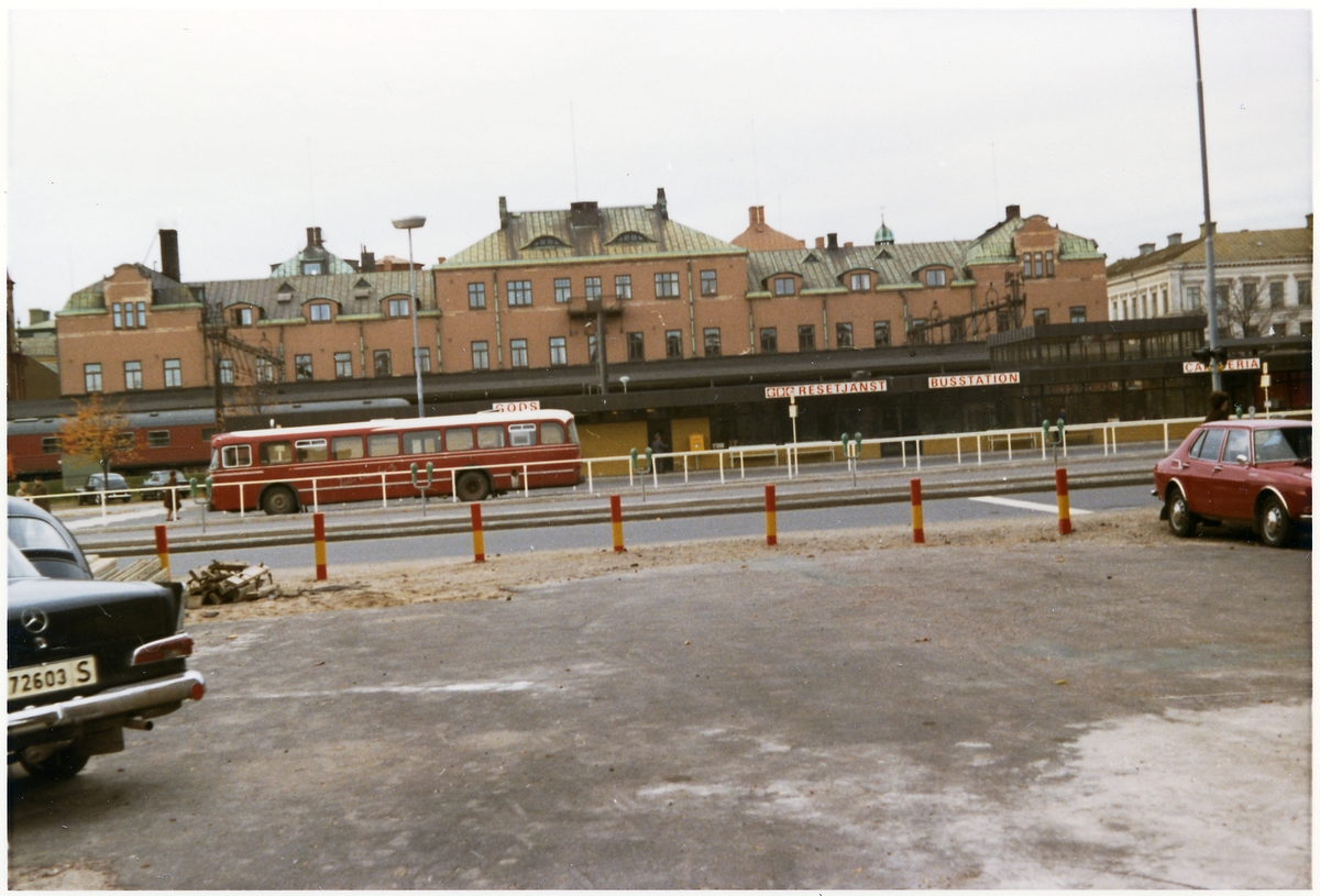 Gävle. Buss-stationen. Järnvägsstationen i bakgrunden.
Stationsbyggnad klar 1877. Arkitekt Spierling.Påbyggd med en våning och en annexbyggnad 1901.