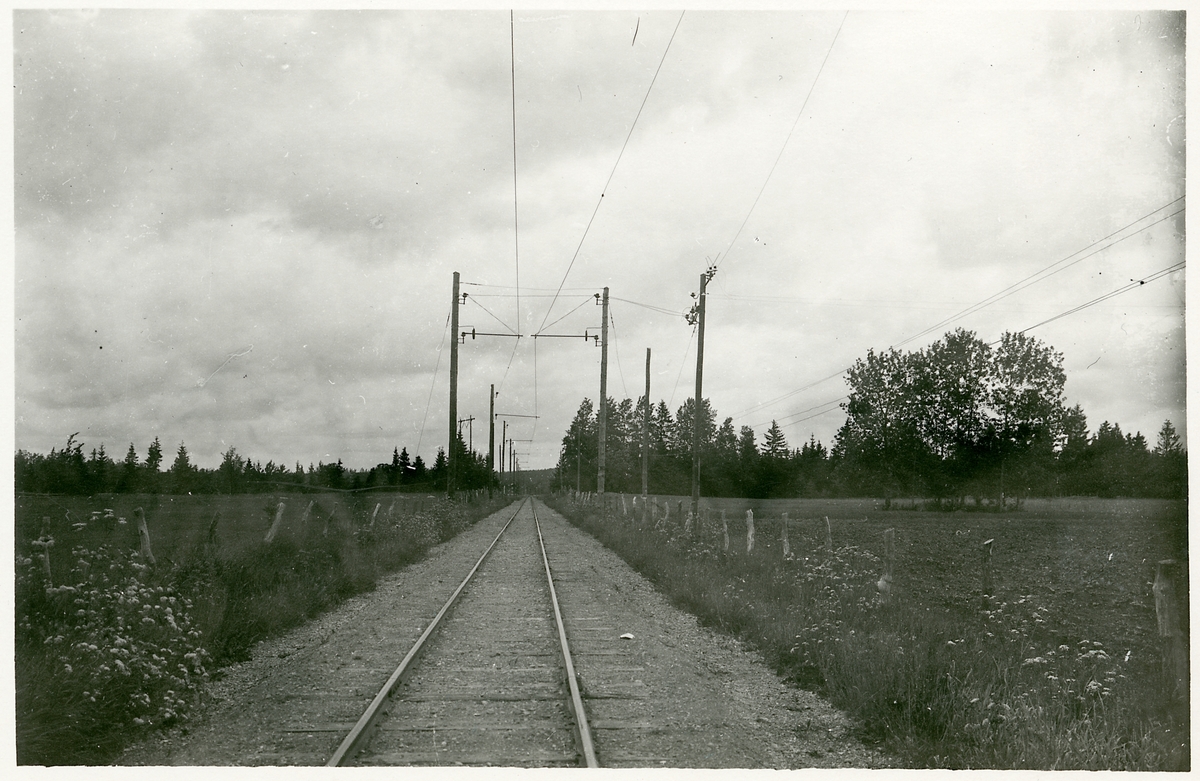Bild från elektrifierad linje i mellersta Östergötland.