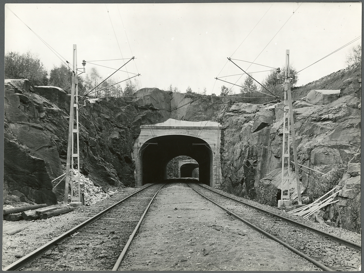 Järnvägstunnlar vid Ubbared på linjen mellan Floda och Igelkärr. Tunnlarna hade smeknamnen "Storklas" och "Lillklas".