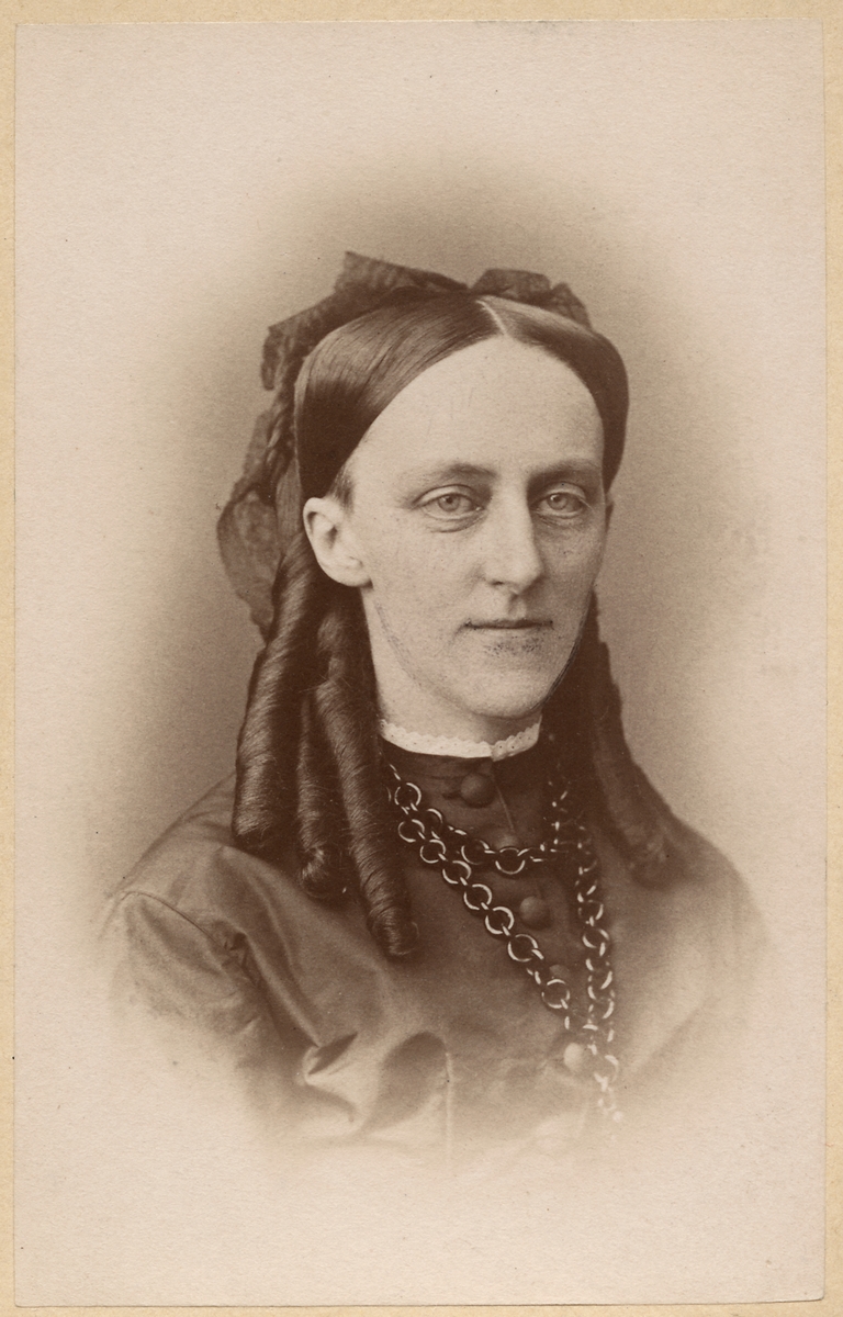 Emilia Augusta Henrika Troilius, född Petre. Fru till Generaldirektör Carl Oskar Troilius vid Statens Järnvägar, SJ.