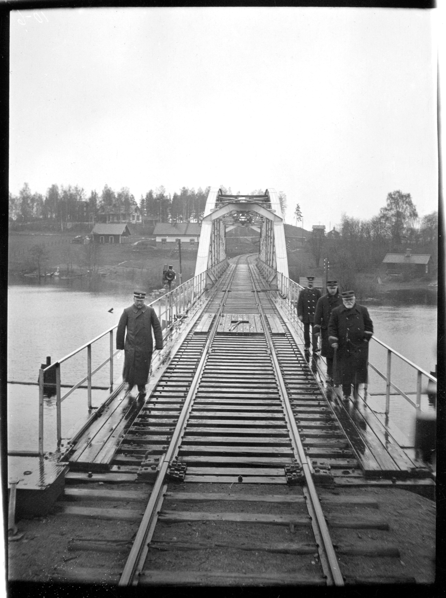 Bro vid Västanfors station (nuvarande Fagersta C). Baningenjör Gernandt och bandirektör Wiberg samt ett par banmästare.