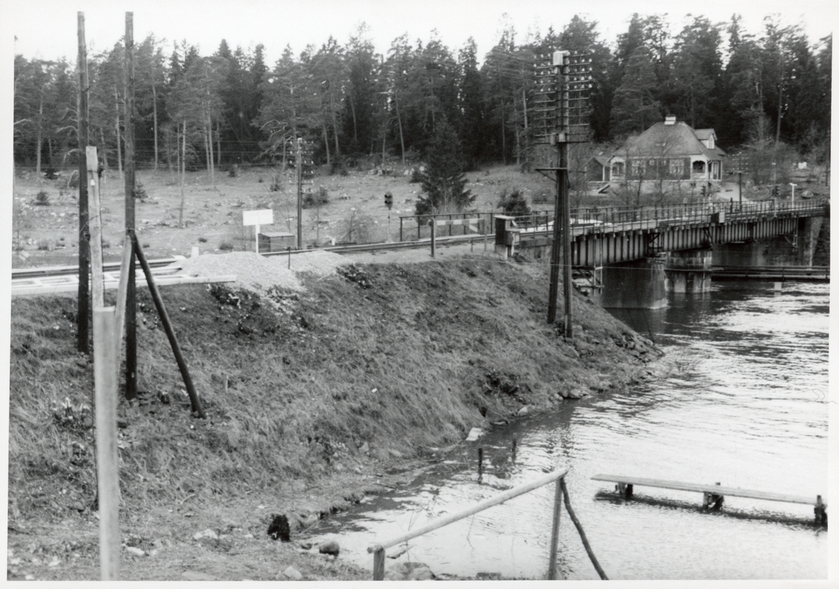 Svängbara järnvägsbron vid Stäket, på sträckan mellan Stäket och Kungsängen.