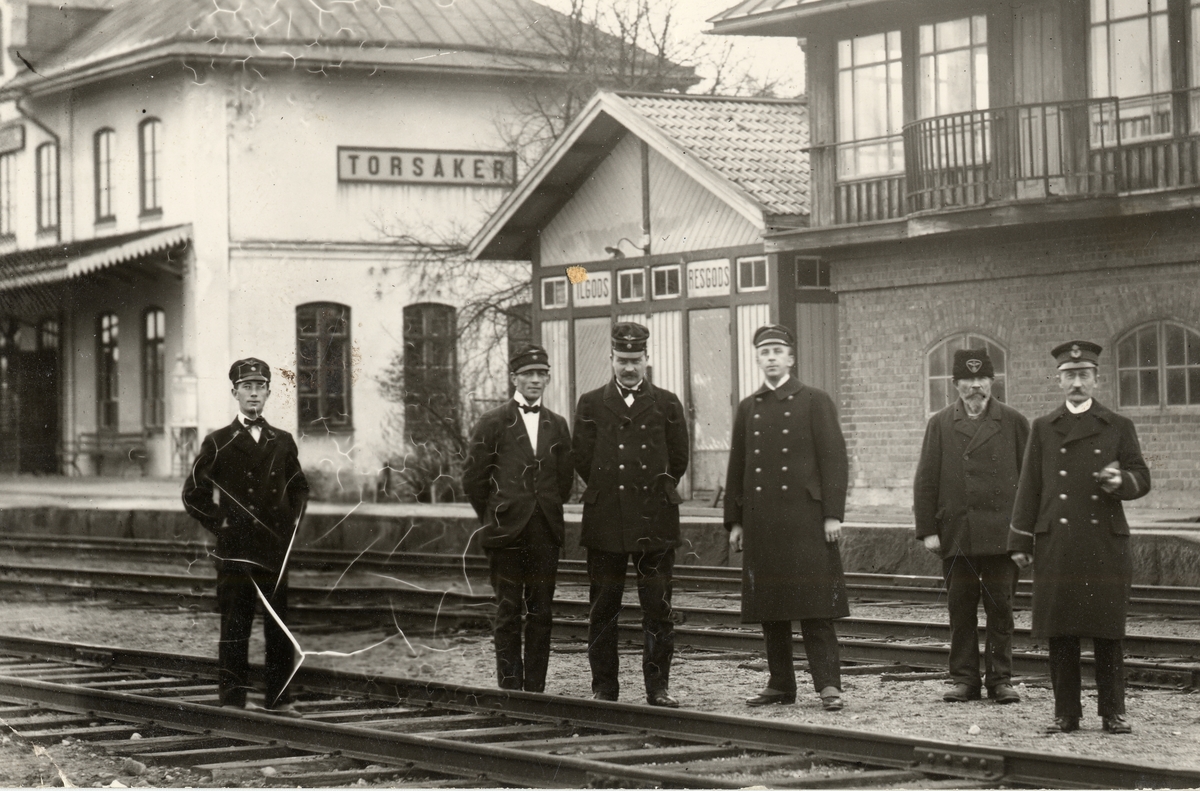Sex uniformerade personal utanför Torsåkers stationshus.