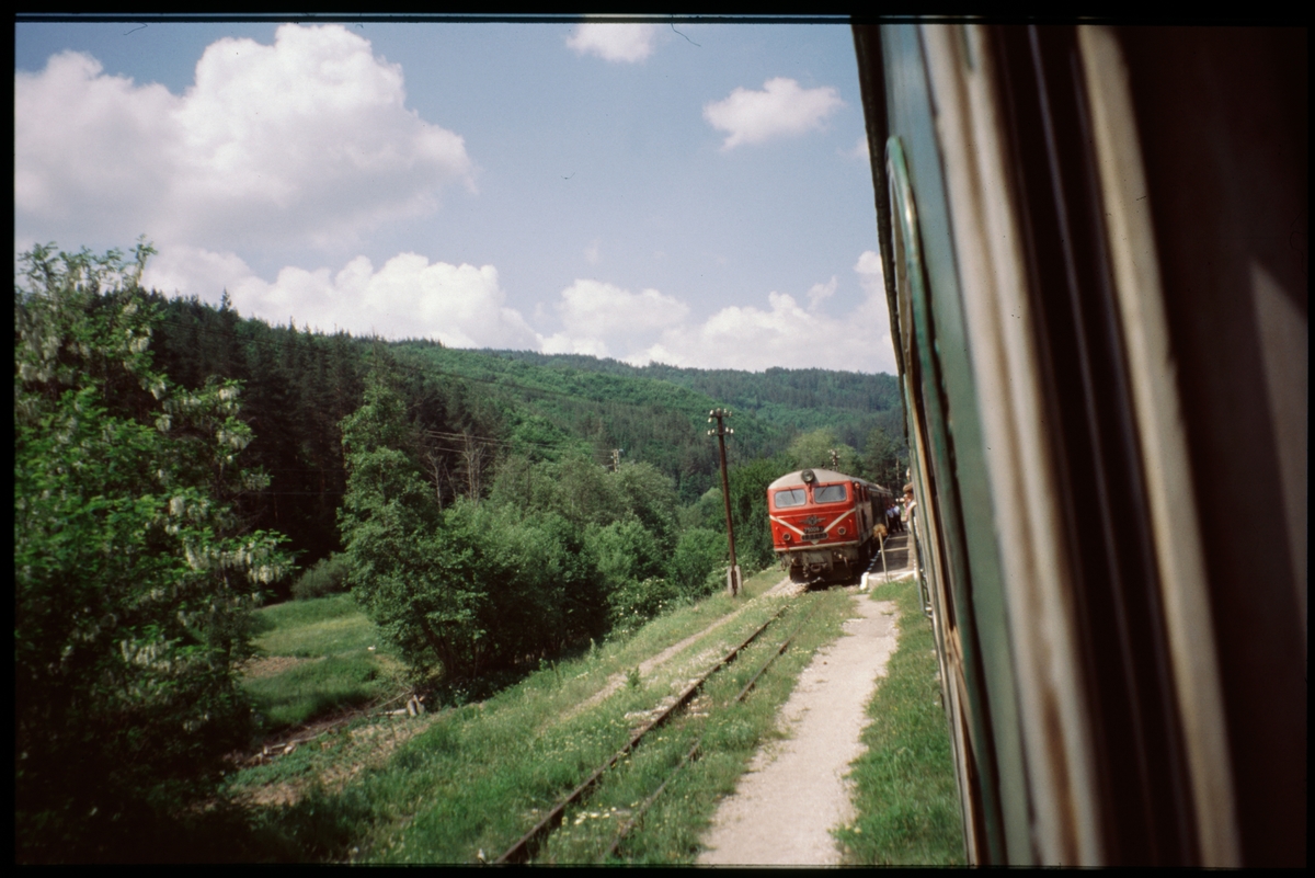Två persontåg möts med varandra i Bulgarien. Loket har nummer 75009-3.
