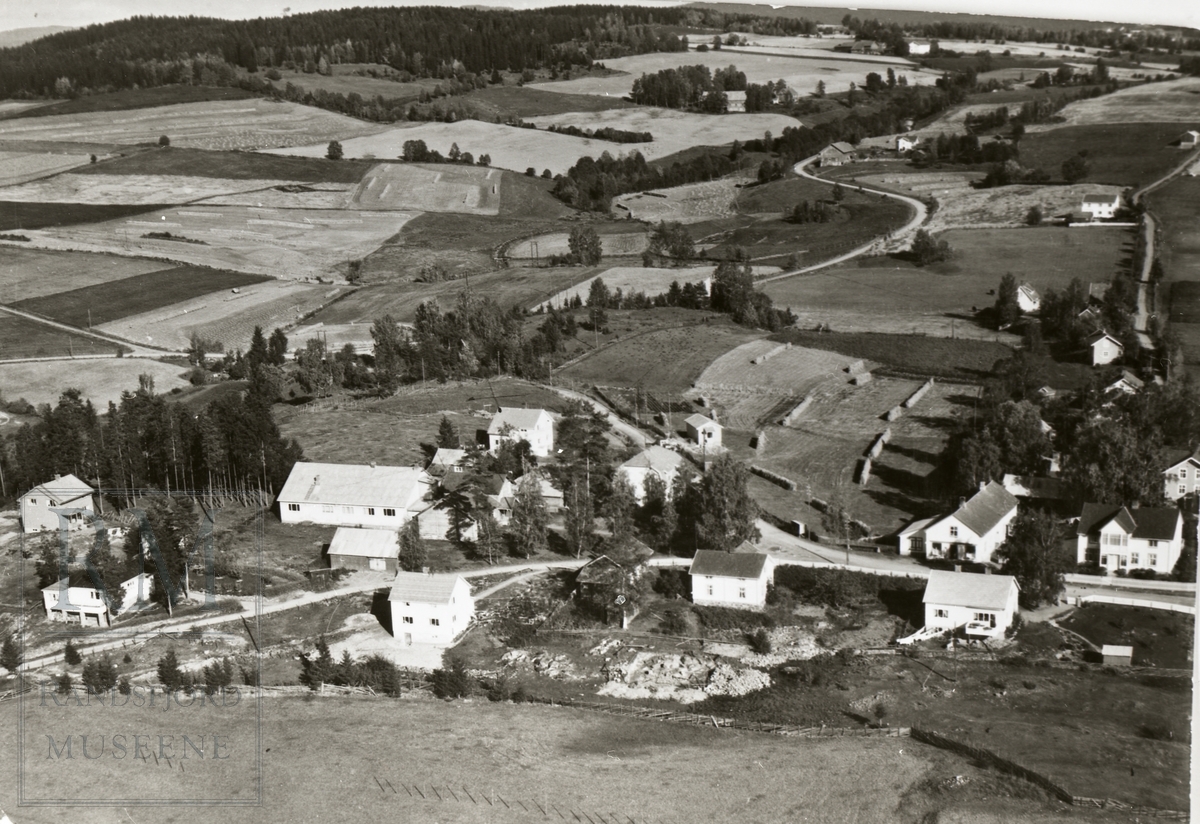 Flyfoto av Grindvoll sentrum.