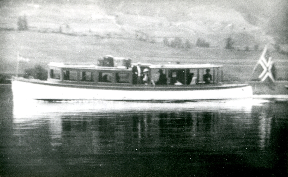 Rutebåten "Falken" på veg frå Foshein og sørover mot Fagernes.