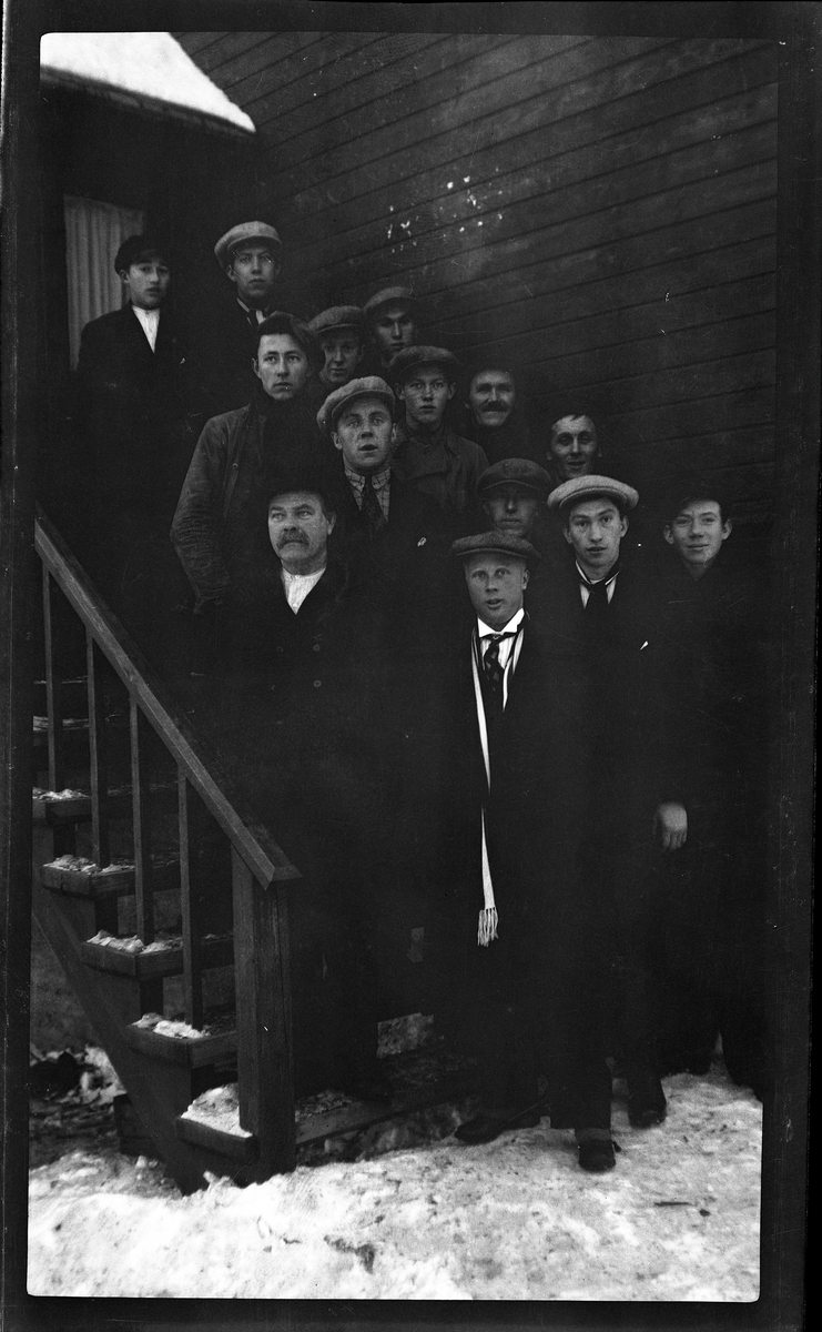 Gruppebilde av forsamling av menn stående i trapp.