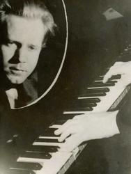 Gottfred Pedersen portrett og spiller piano ca 1938.