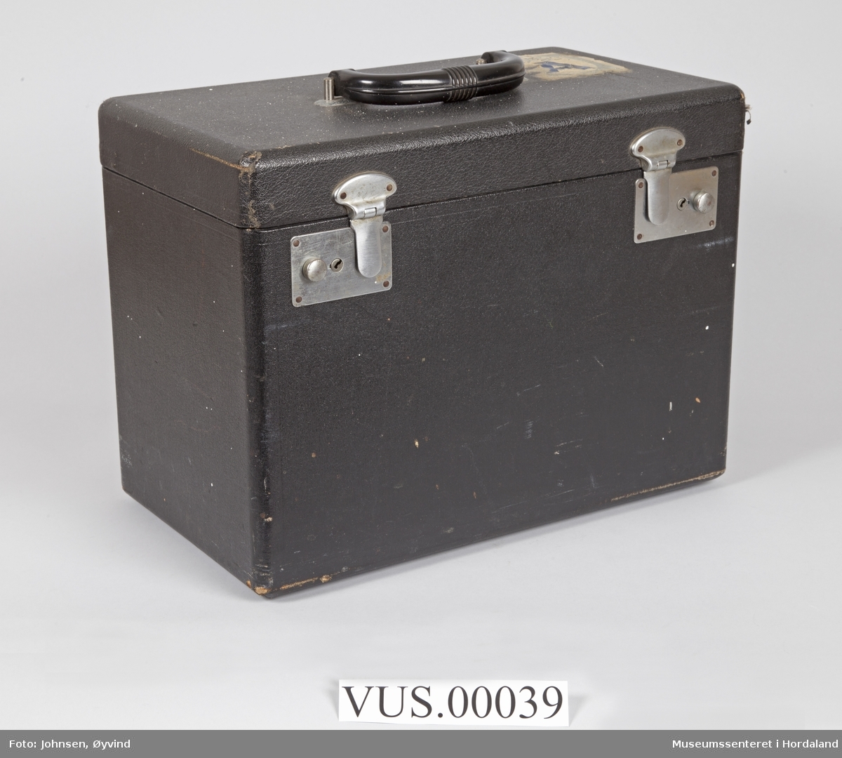 Komplett symaskin med diverse utstyr i svart kasse. I bruksanvisning står Singer Featherweight 221 K Portable Sewing Machine.