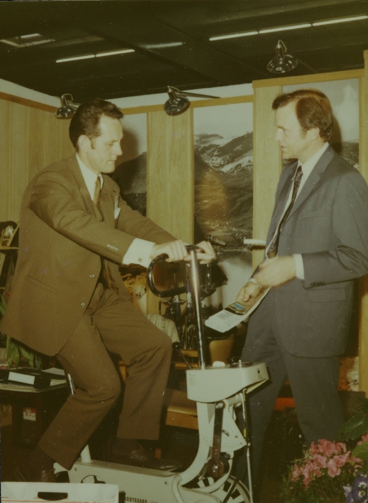 Øivind Øglænd forklarer ergopeden til besøkende under messen ISPO (Internasjonal Sportartikkelmesse) i München (Tyskland) våren 1971.