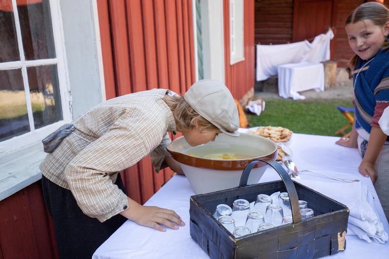 Barn på Historisk ferieskole Norsk Folkemuseum lager limonade. (Foto/Photo)