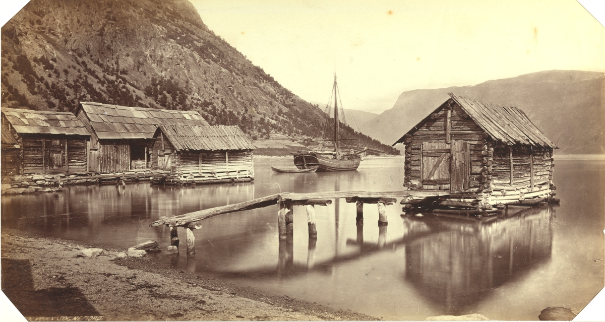 Båtnaust og jekt ved Solvorn, Luster i Sogn. Fotografert mellom 1870 og 1886.
